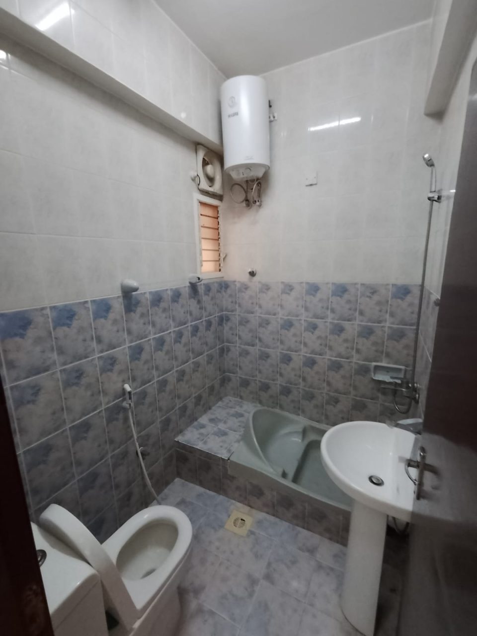 شقة مفروشة واسعة للإيجار في الخوير Rm508 - Image 10