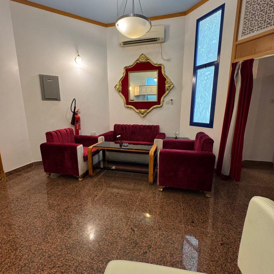 🏨 شقة مفروشة للإيجار – فندق القرم | شقة 205 - Image 3