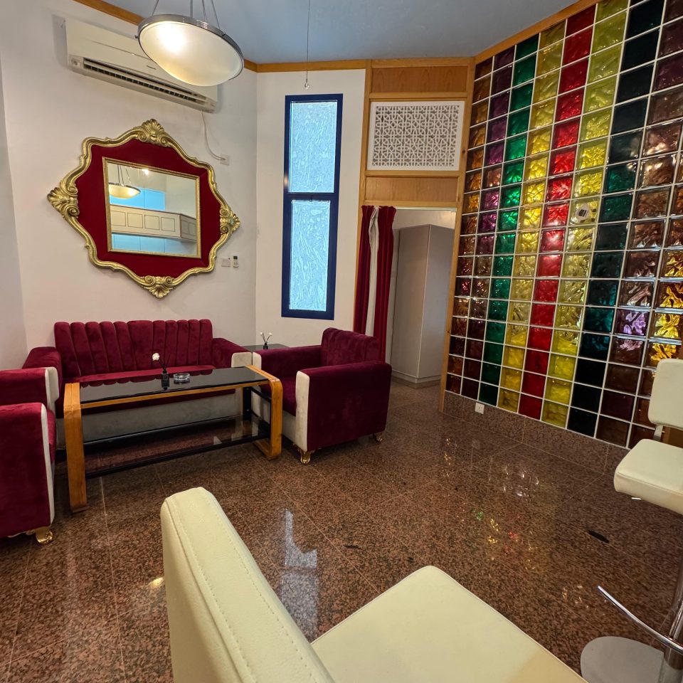 🏨 شقة مفروشة للإيجار – فندق القرم | شقة 205 - Image 4