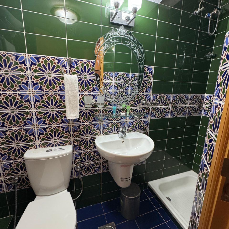 🏨 شقة مفروشة للإيجار – فندق القرم | شقة 205 - Image 9