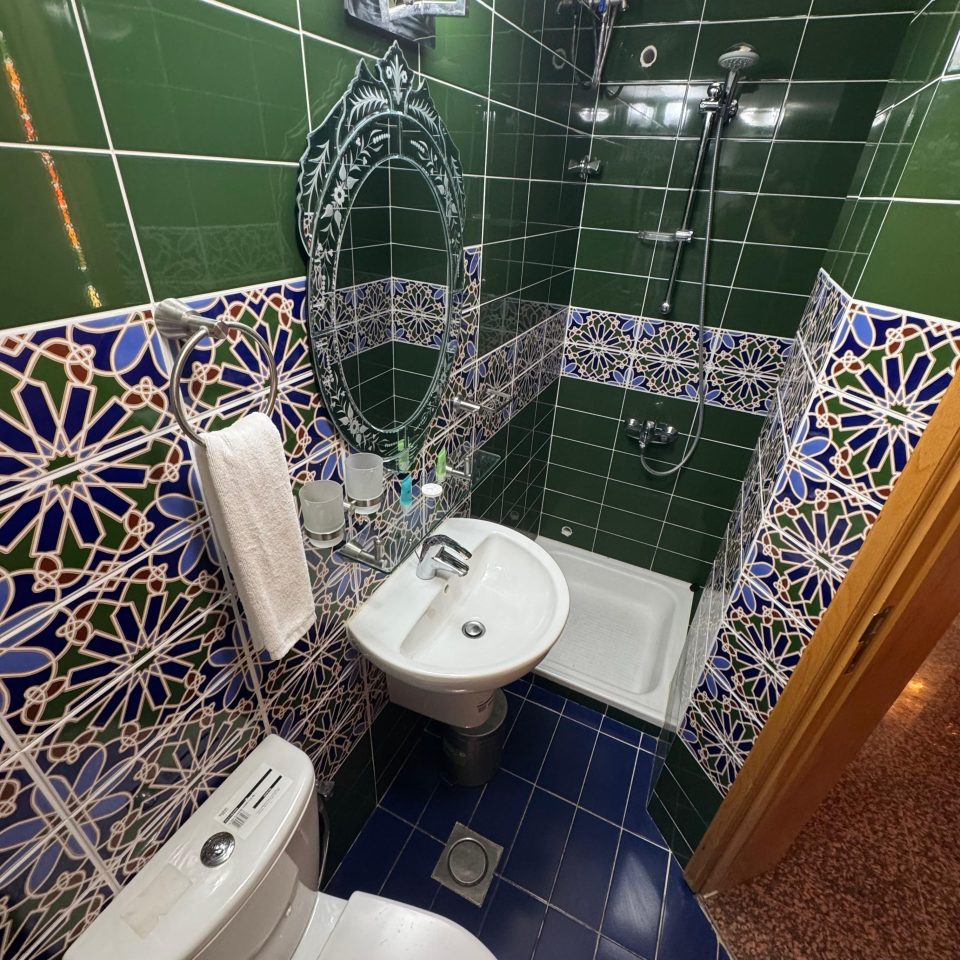 🏨 شقة مفروشة للإيجار – فندق القرم | شقة 205 - Image 10
