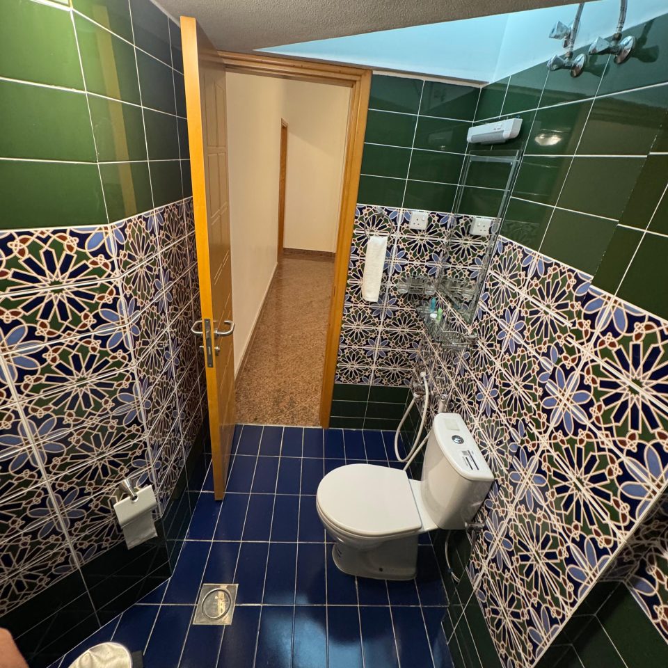 🏨 شقة مفروشة للإيجار – فندق القرم | شقة 205 - Image 8