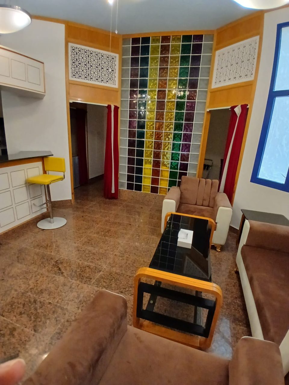 ⁦🏨 فندق مرتفعات القرم – الغرفة اليومية⁩ - الصورة ⁦4⁩