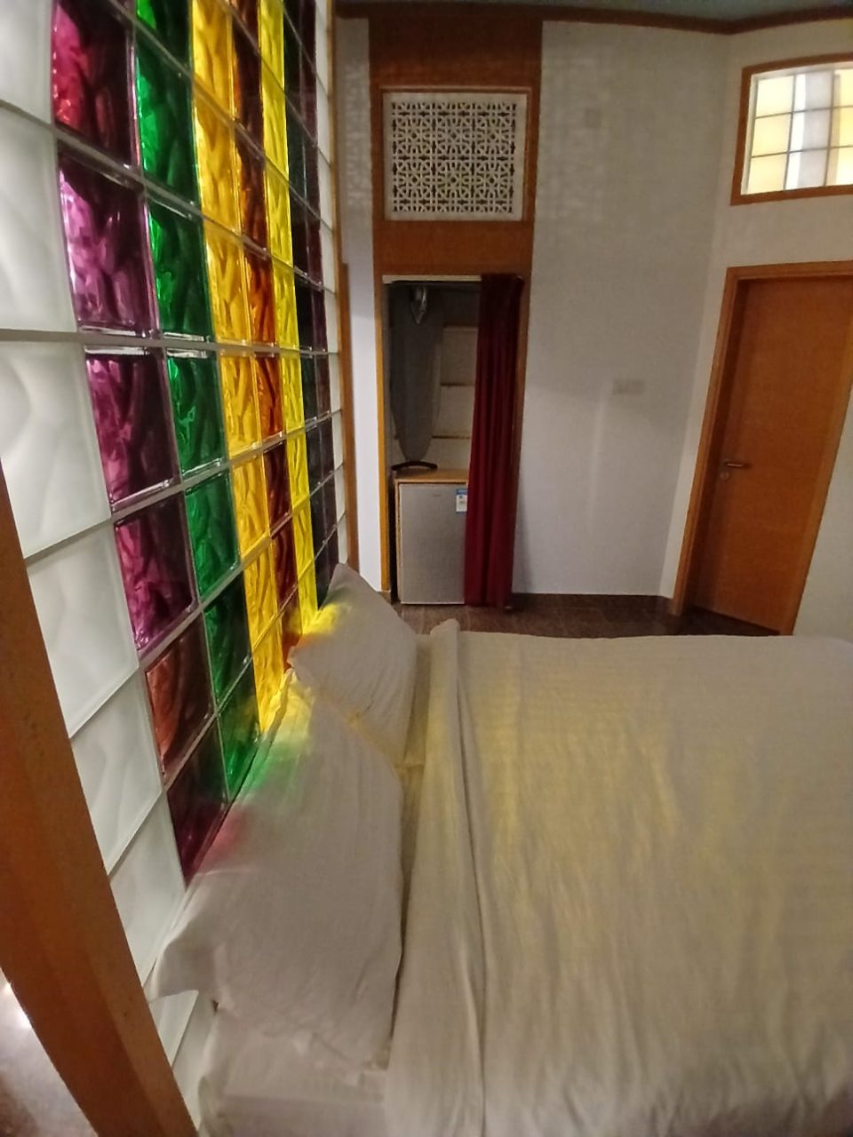 ⁦🏨 فندق مرتفعات القرم – الغرفة اليومية⁩ - الصورة ⁦6⁩