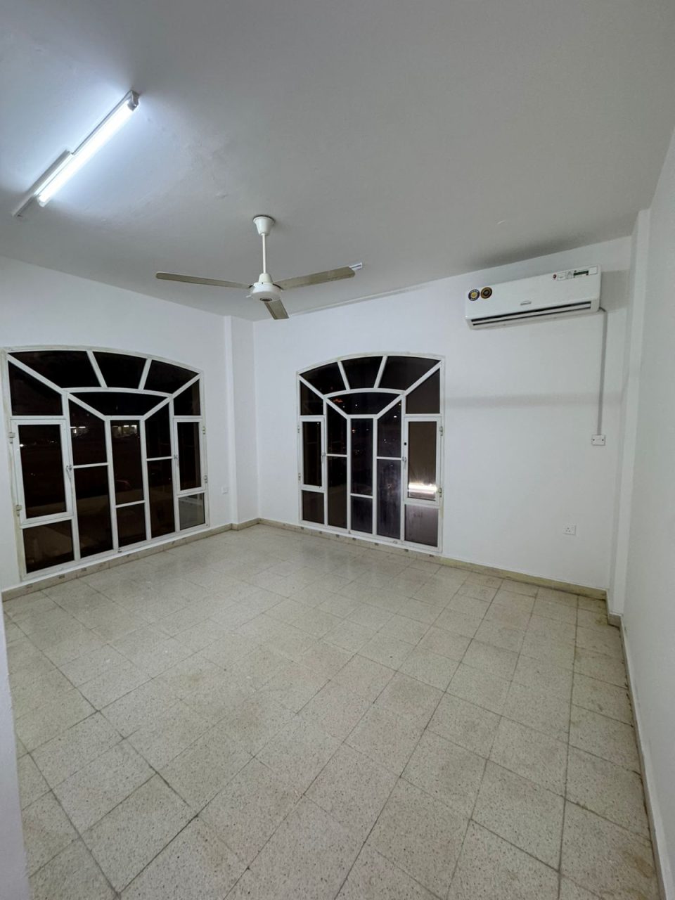 🏡 شقة مفروشة للإيجار – الخوير (شقة 105)